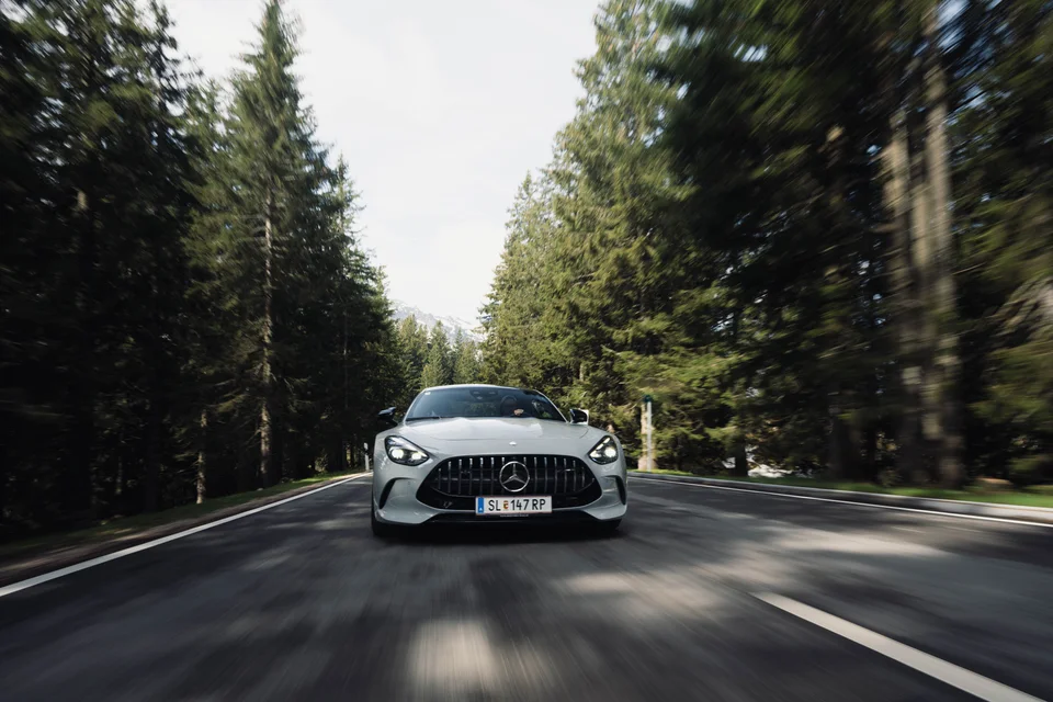 Mercedes-AMG in Bewegung auf einer Bergstraße
