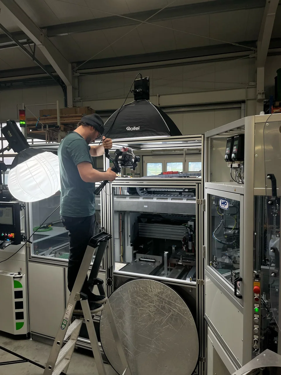Videoproduktion an einer Maschine mit Kamera und Studiolicht