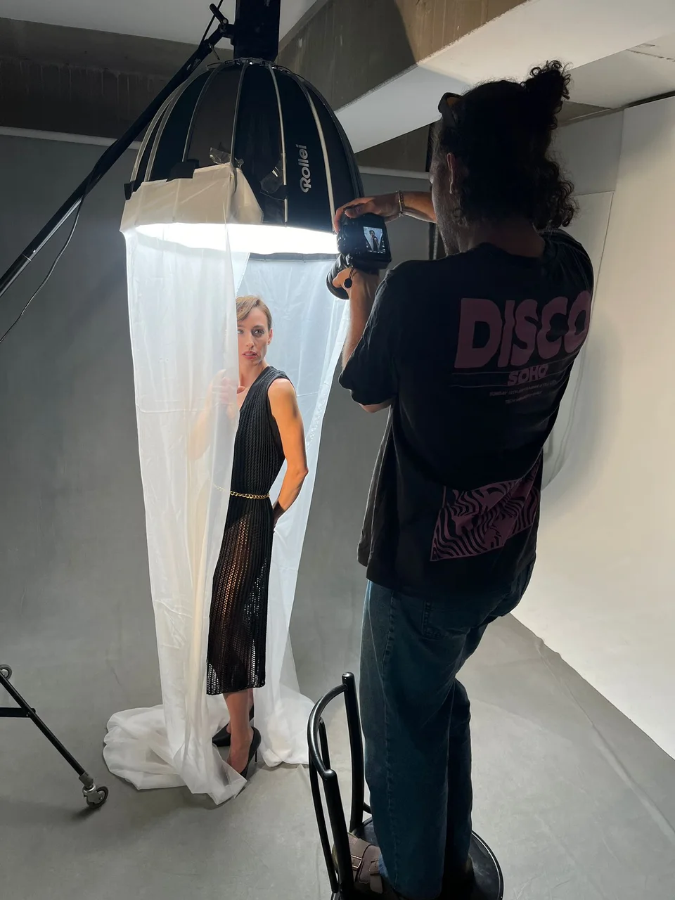 Porträtaufnahme mit Model, Fotograf und Studiolicht