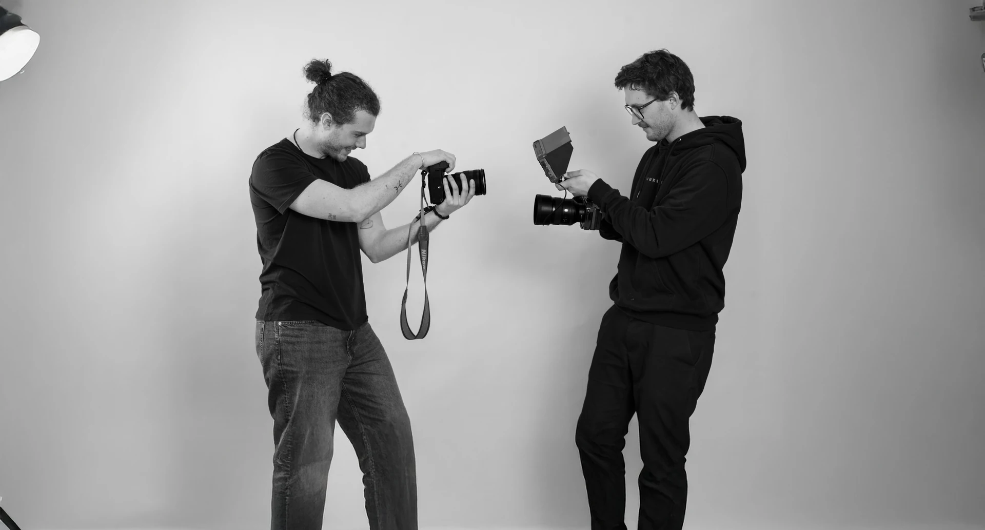 Eldar und Simon bei der Arbeit mit ihren Kameras im Studio