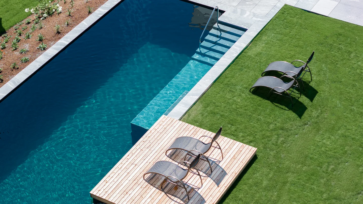 Pool und Architektur aus der Vogelperspektive