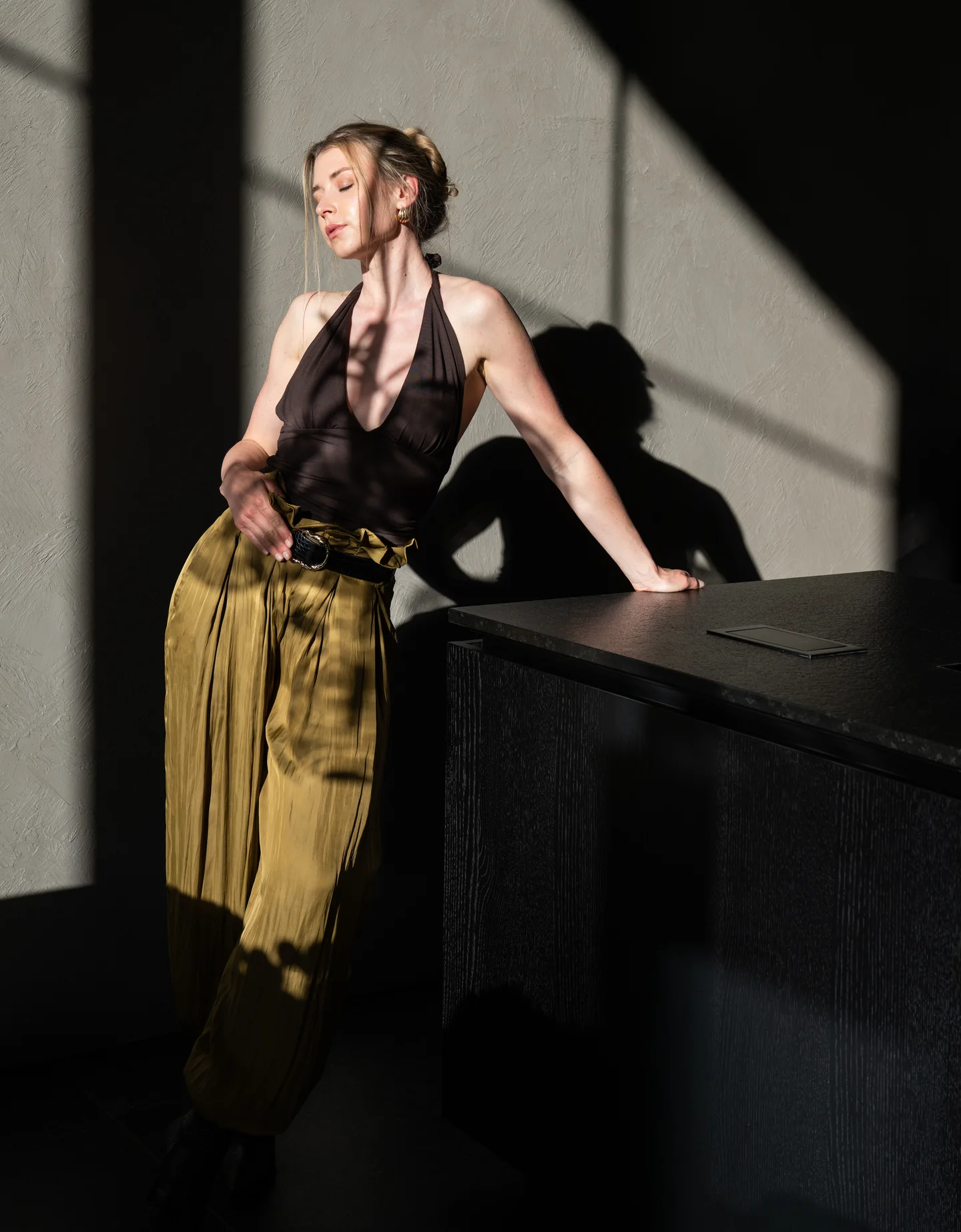 Porträt einer Frau im Sonnenlicht