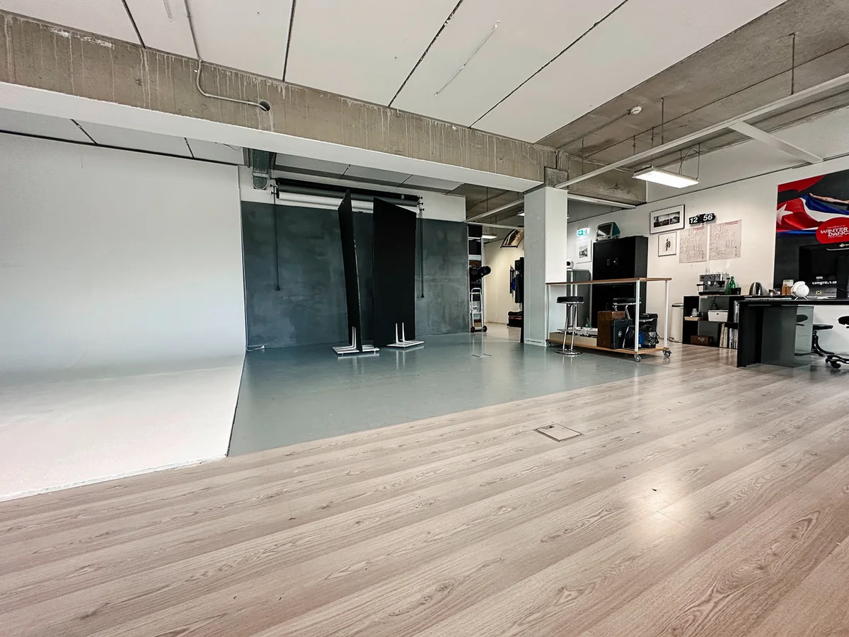 White infinity wall and grey background area in the rental studio