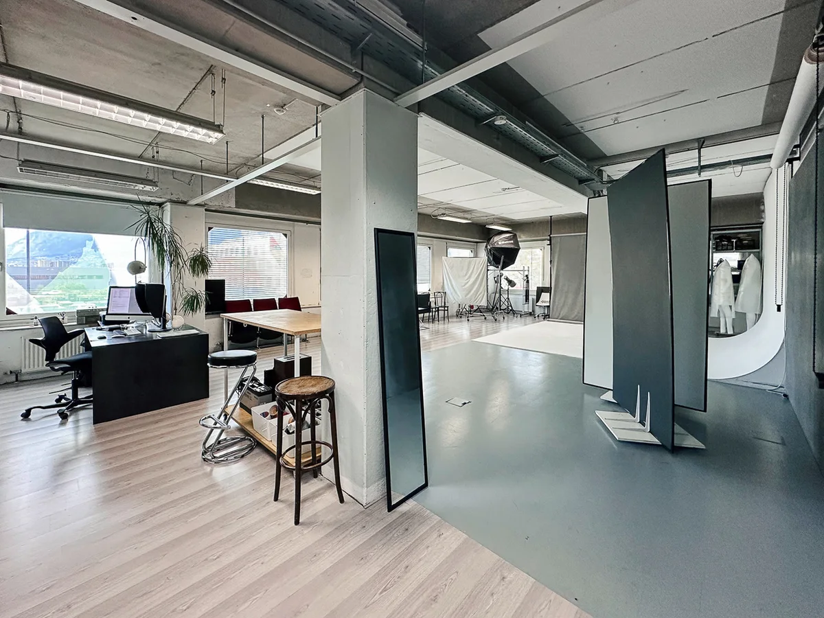 Workspace and shooting area with movable panels at LUUX Studio
