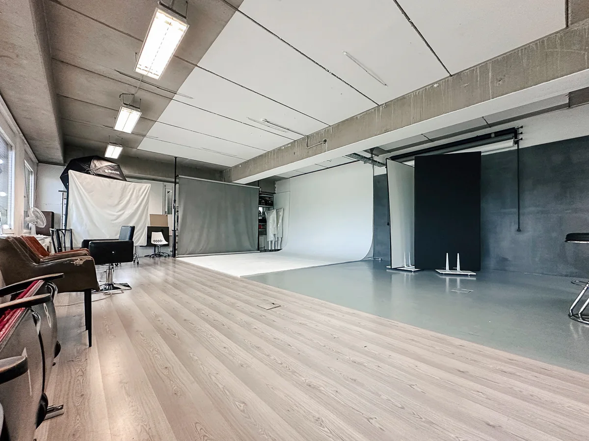 Shooting area with infinity wall, backdrops and seating